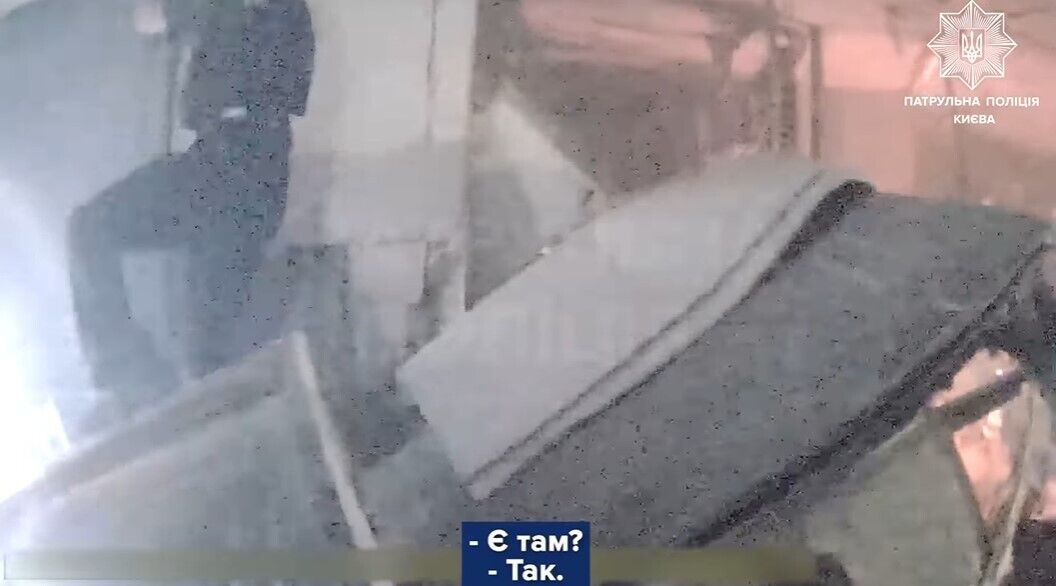Появилось видео первых минут после попадания обломков ракеты в многоэтажку в Киеве