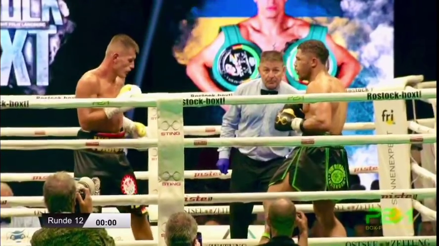 Непобедимый украинский боксер выиграл чемпионский бой нокаутом на последних секундах. Видео