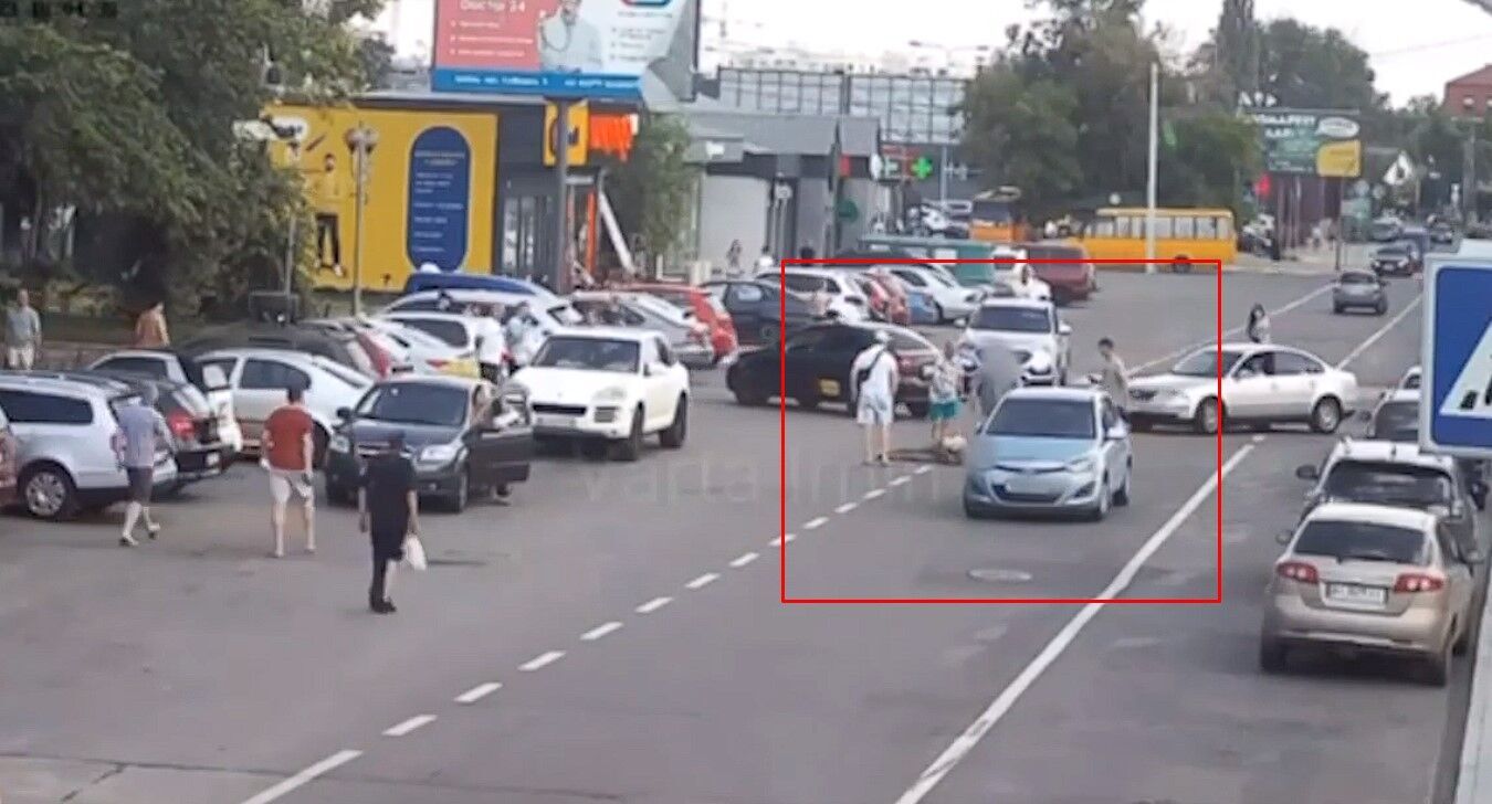 В Ирпене мужчина выбежал на дорогу и бросился под колеса авто. Видео
