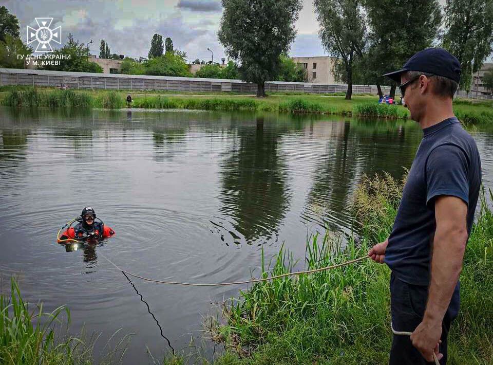 В Киеве на ДВРЗ в озере на глубине два метра обнаружили утопленника. Фото