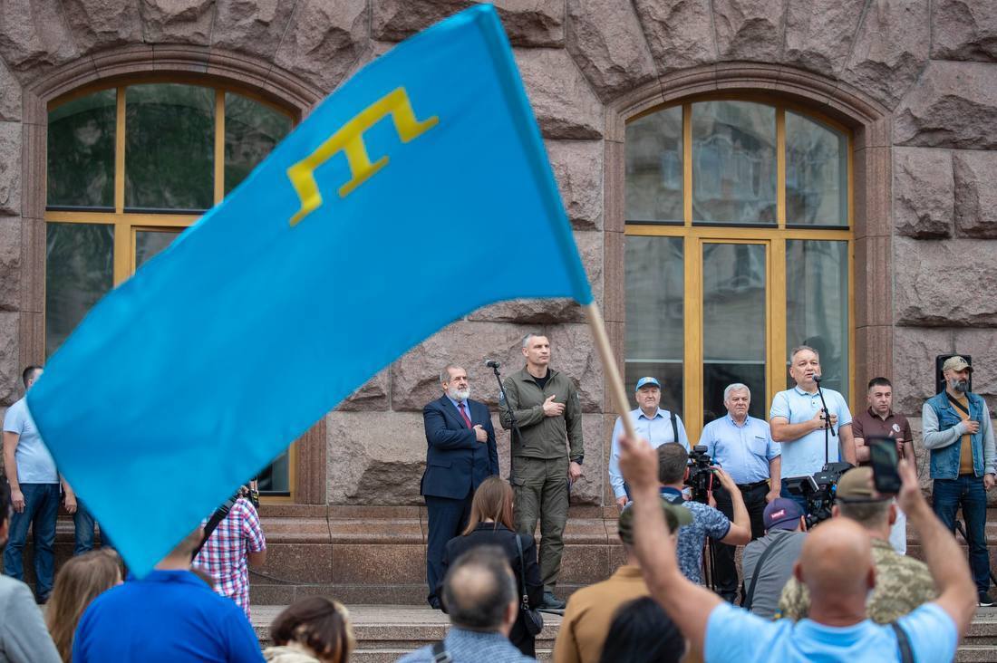 "Мы обязательно вернем Крым": у здания КГГА подняли крымскотатарский флаг, Кличко назвал его особым символом