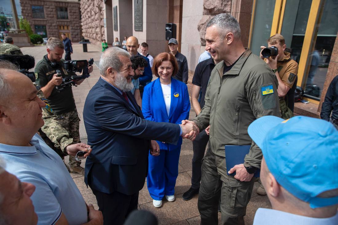 "Мы обязательно вернем Крым": у здания КГГА подняли крымскотатарский флаг, Кличко назвал его особым символом