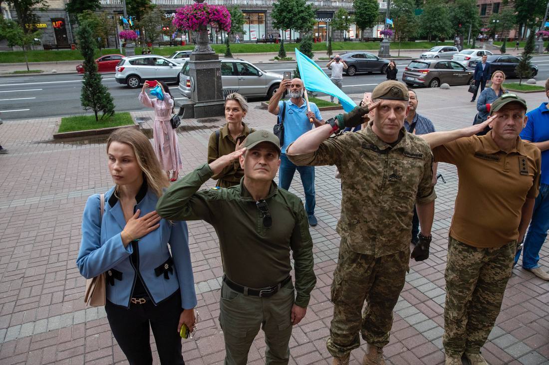 "Ми обов'язково повернемо Крим": біля будівлі КМДА підняли кримськотатарський прапор, Кличко назвав його особливим символом