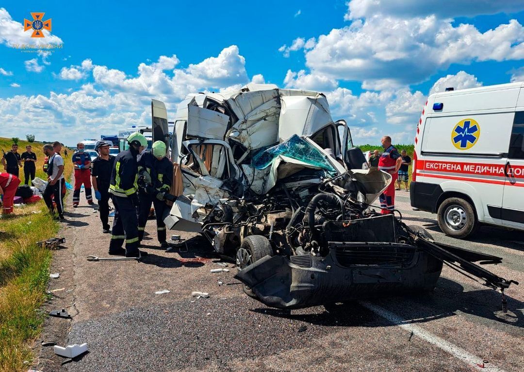 Мікроавтобус не розминувся з вантажівкою: у ДТП на Черкащині загинуло 4 людини, ще 6 отримали травми. Фото
