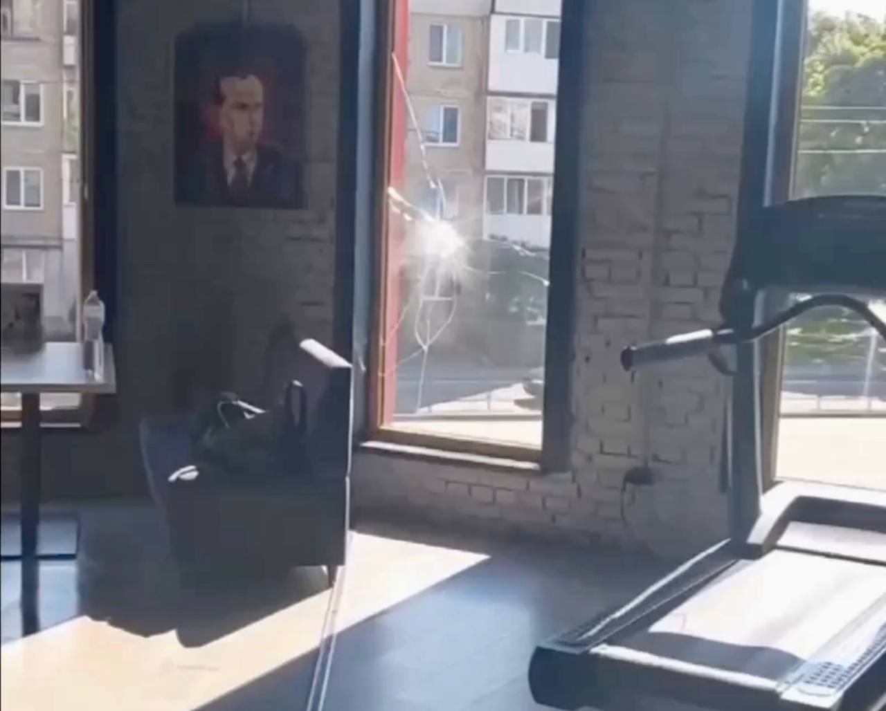 В Івано-Франківську сталась стрілянина: невідомий снайпер поранив чоловіка у спортзалі. Фото