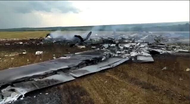 У мережі показали уламки збитого "вагнерівцями" літака Іл-22: на борту було 10 осіб. Фото і відео