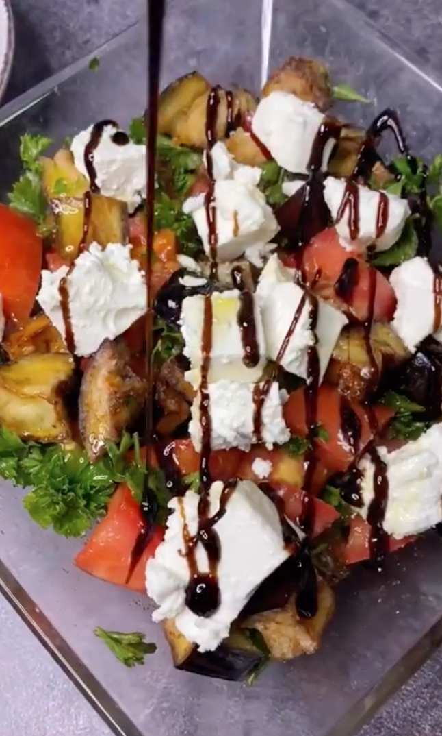 Готовый салат из баклажанов и овощей