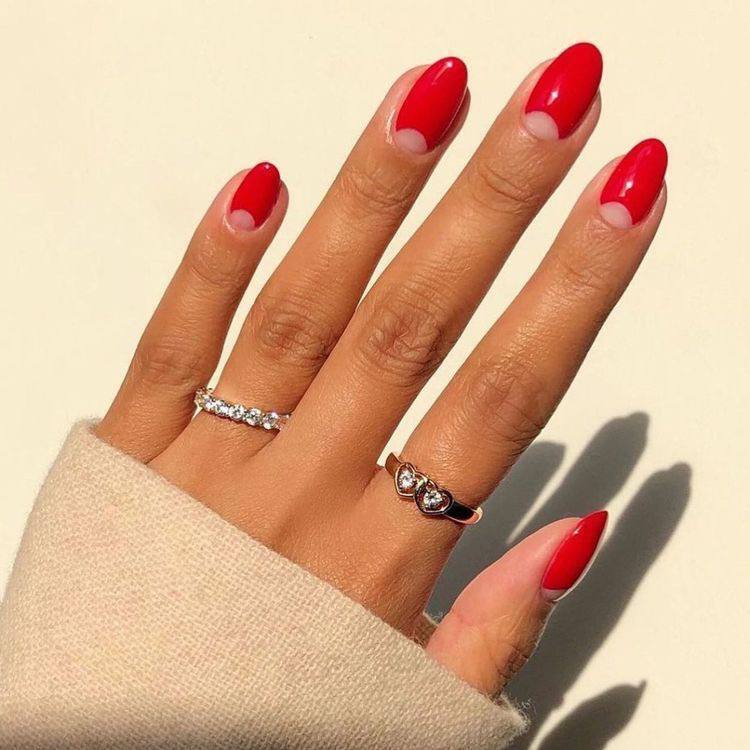 Какой цвет лака выбрать, чтобы ногти казались длиннее: хитрости, которые делают руки изящными. Фото