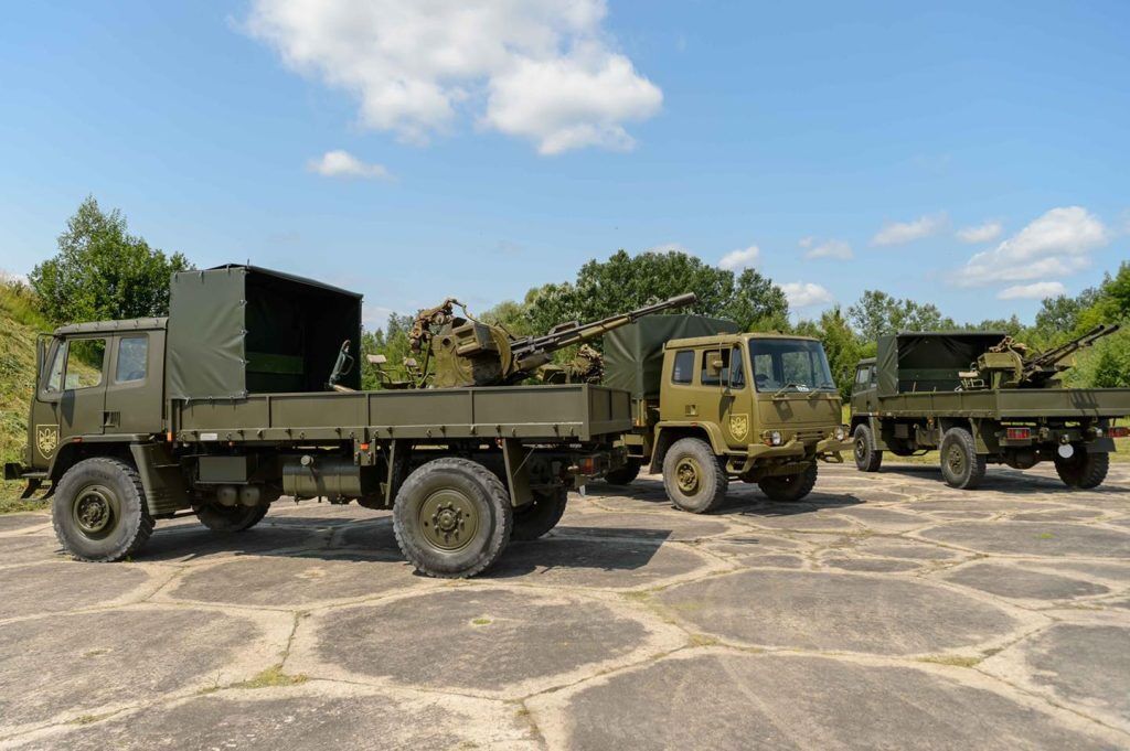 Вони прикривають небо: авіаційна бригада ЗСУ отримала від Порошенка вантажівки для зеніток