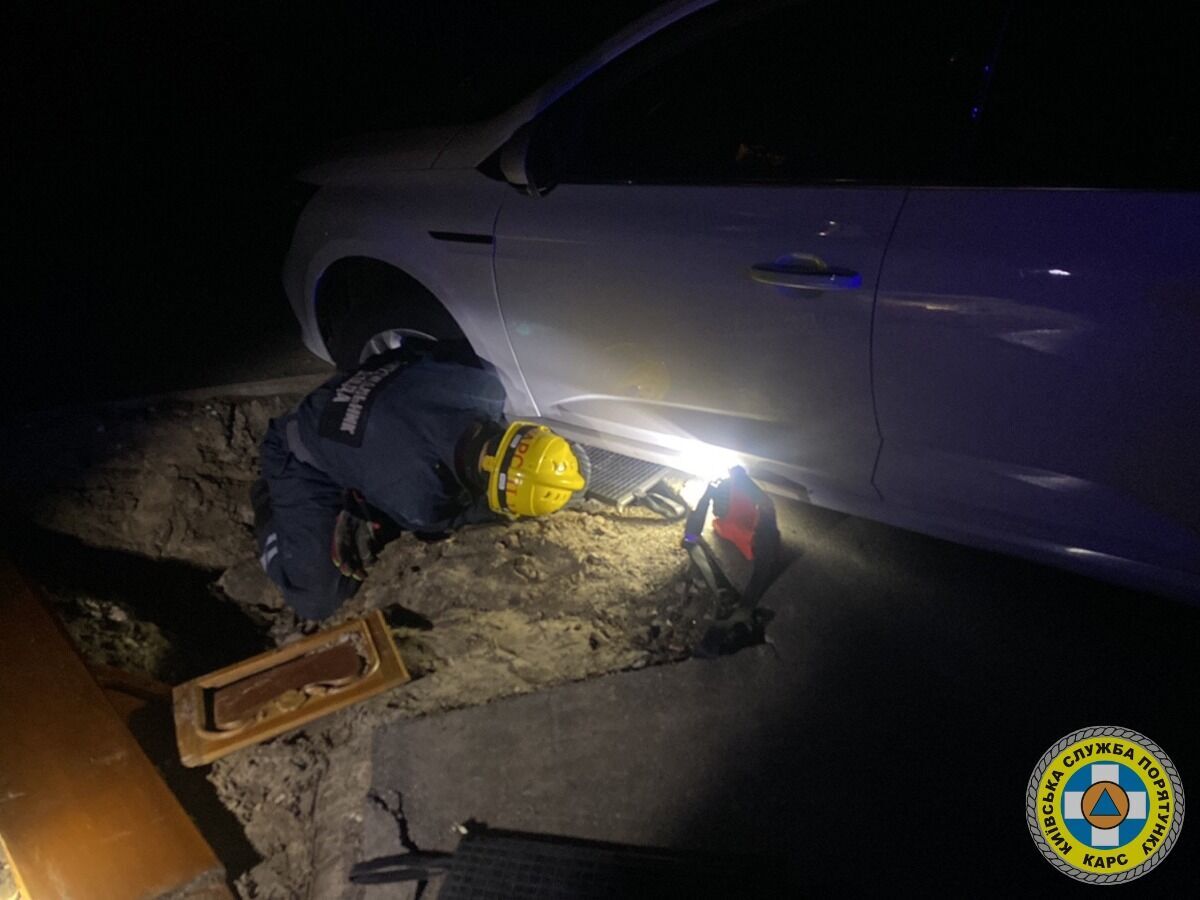 В Киеве машина въехала в яму, которая была посреди дороги. Фото