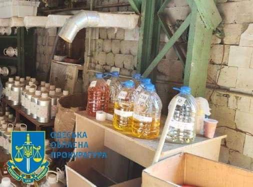 На Одещині викрили підпільне виробництво "брендових" парфумів: вилучено 2 тис. літрів. Фото