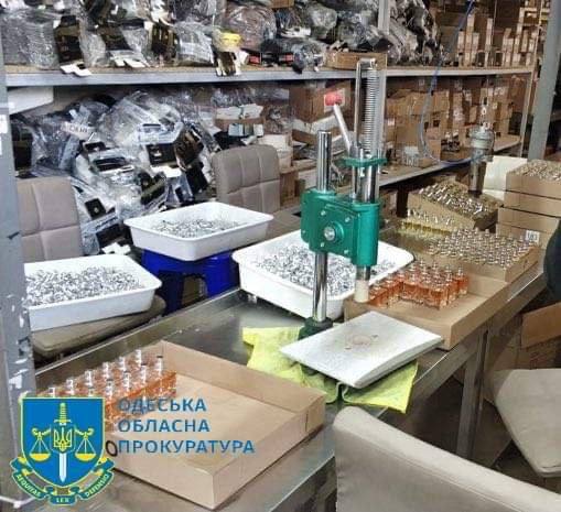 На Одещині викрили підпільне виробництво "брендових" парфумів: вилучено 2 тис. літрів. Фото