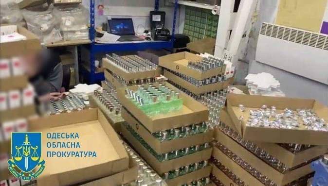 На Одещині викрили підпільне виробництво "брендових" парфумів: вилучено 2 тис. літрів. Фото