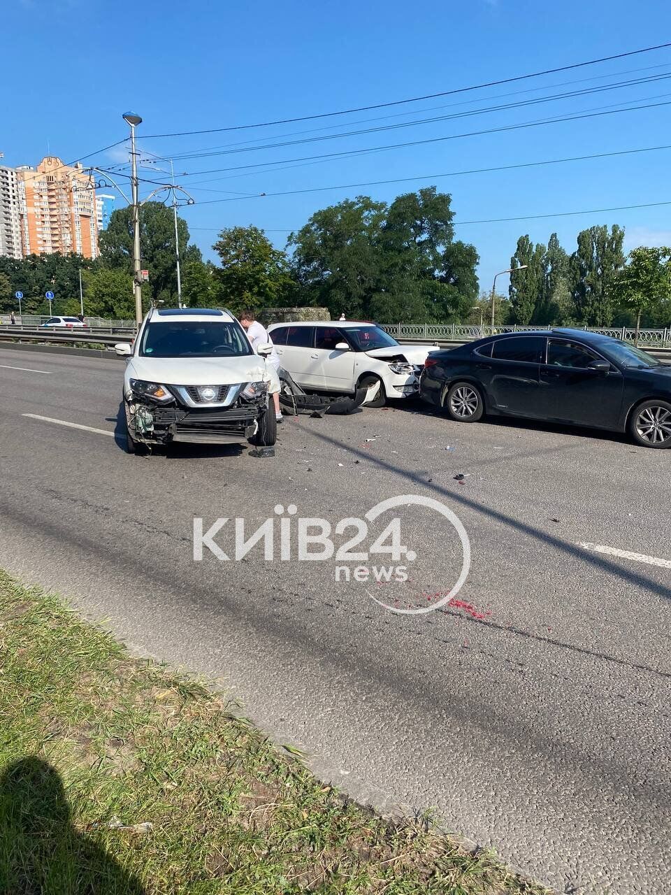 У Києві на проспекті Гузара сталась потрійна ДТП, виник затор. Фото та відео