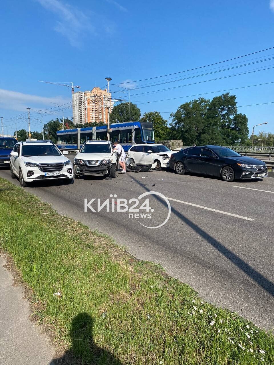 В Киеве на проспекте Гузара произошло тройное ДТП, возникла пробка. Фото и видео