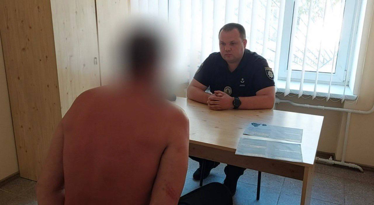 На Киевщине мужчина жестоко избил работницу АЗС: преступление зафиксировала камера. Фото и видео