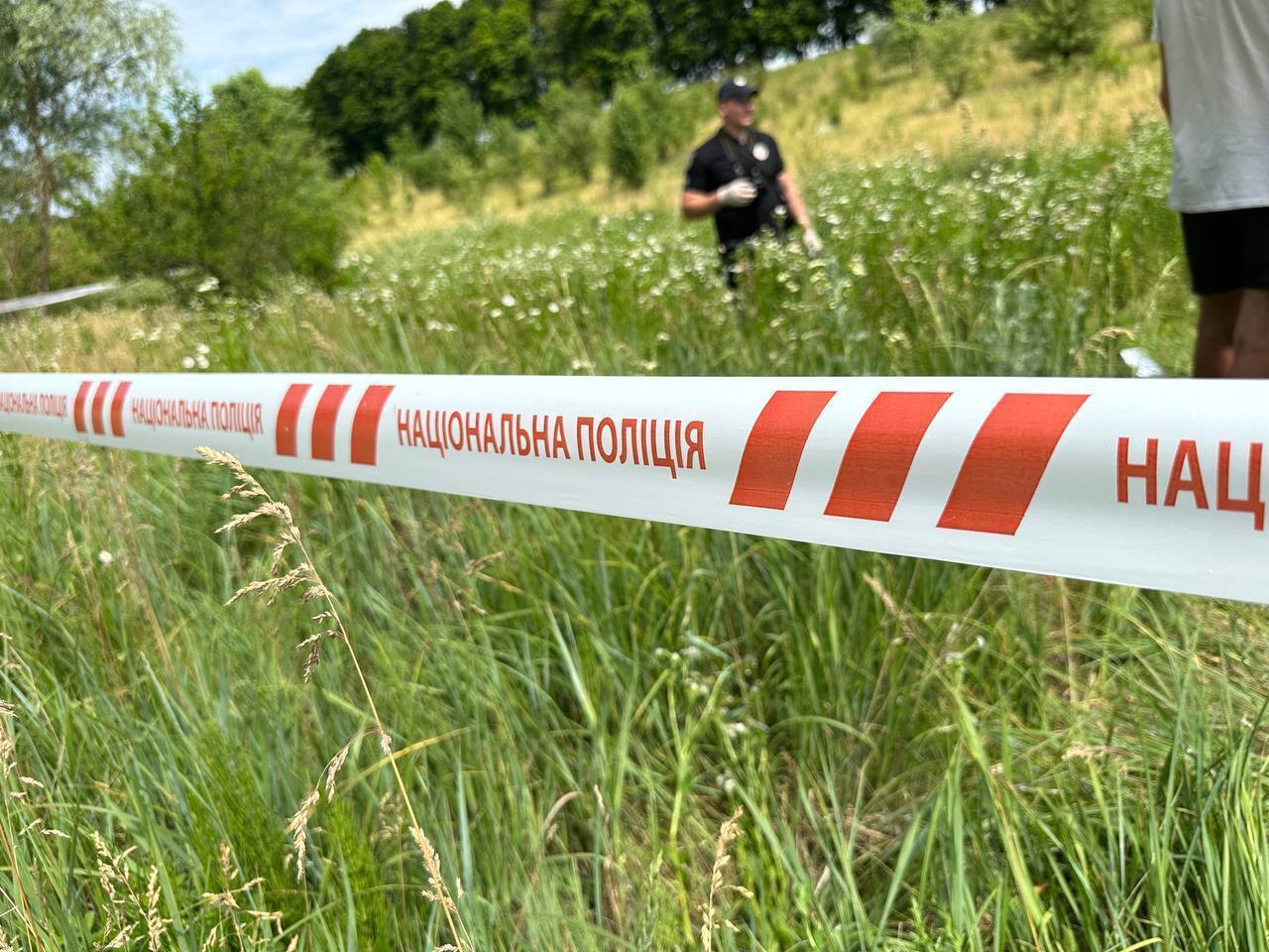 На Киевщине женщина из-за долга облила родственника бензином и подожгла: тело погибшего она закопала в лесу. Фото и видео
