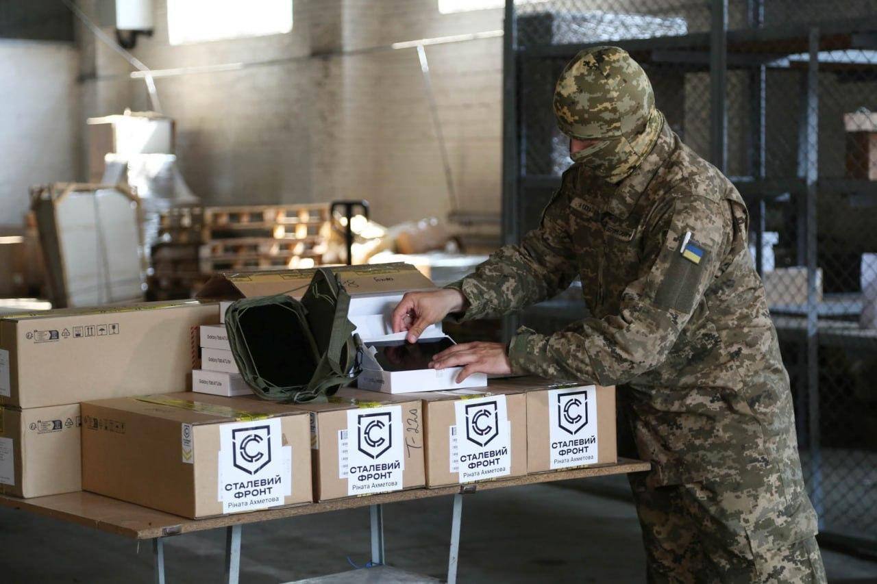 Украинские бойцы получат от "Стального фронта" 2,5 тыс. планшетов, которые ускорят победу