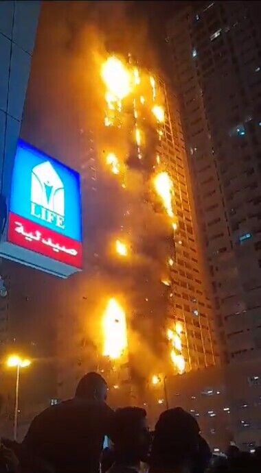 В ОАЭ огонь охватил 36-этажный небоскреб: в сети появились жуткие видео