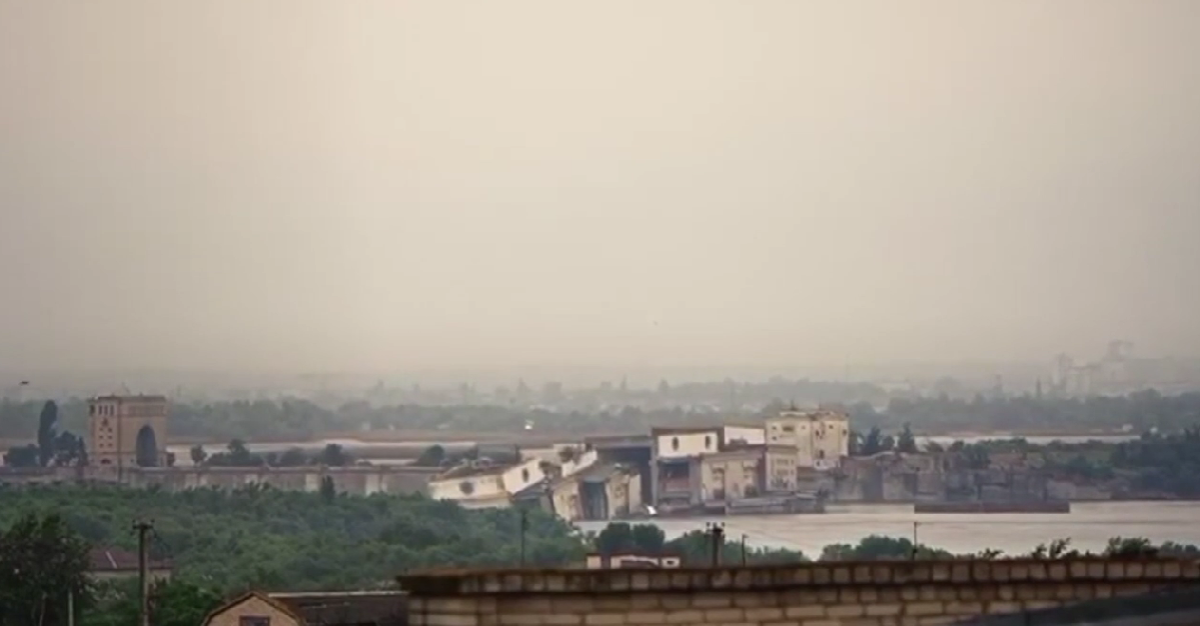 Развалины и мель: как выглядит Каховская ГЭС через три недели после подрыва россиянами. Видео