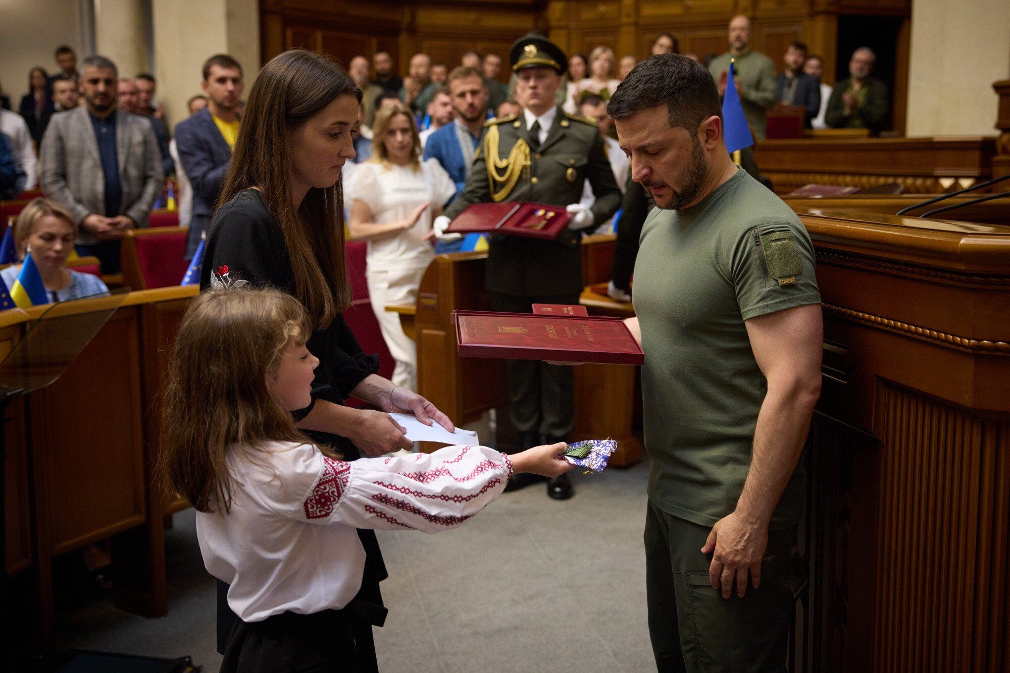 Зеленский в День Конституции вручил награды украинским воинам. Фото и видео
