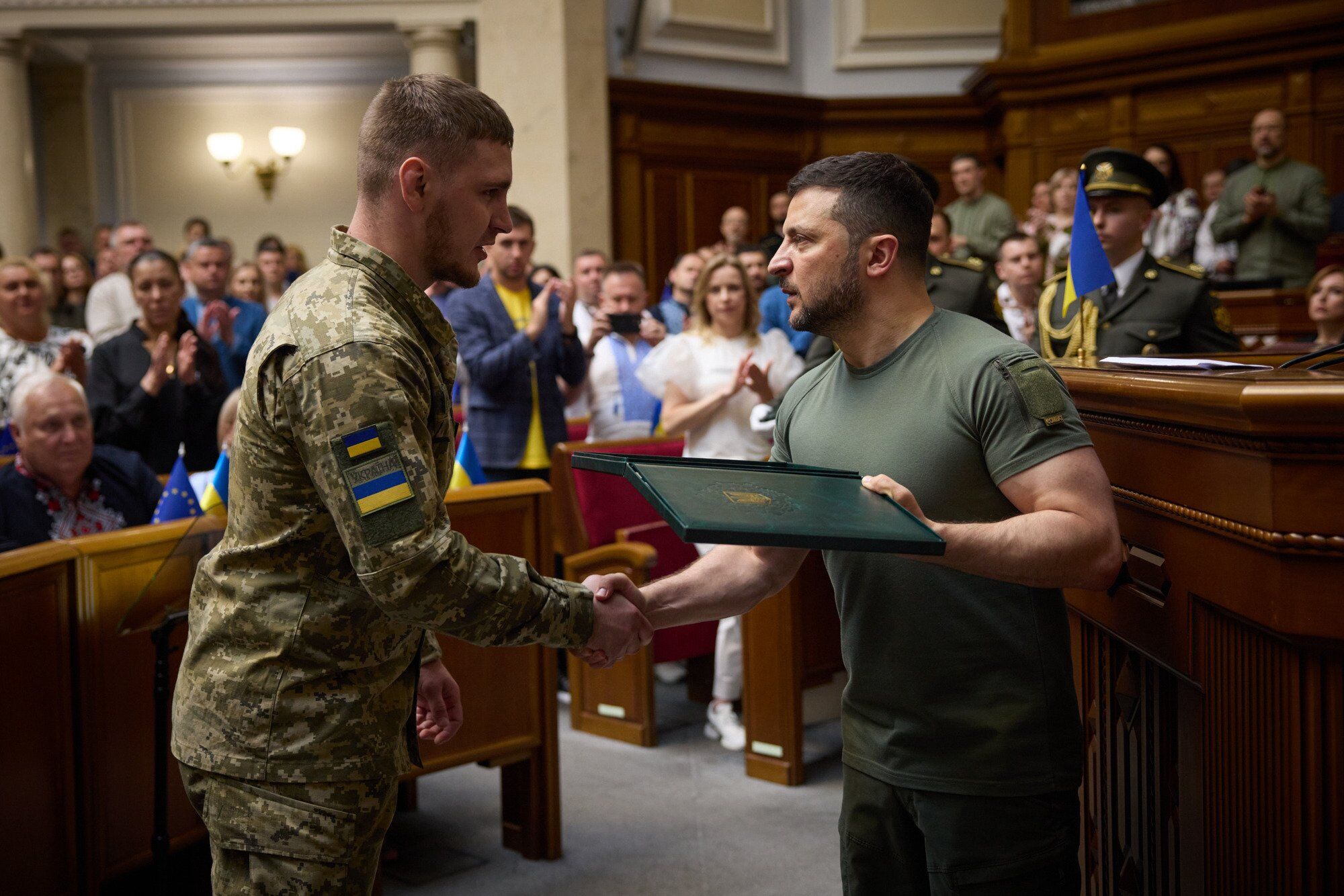 Зеленский в День Конституции вручил награды украинским воинам. Фото и видео