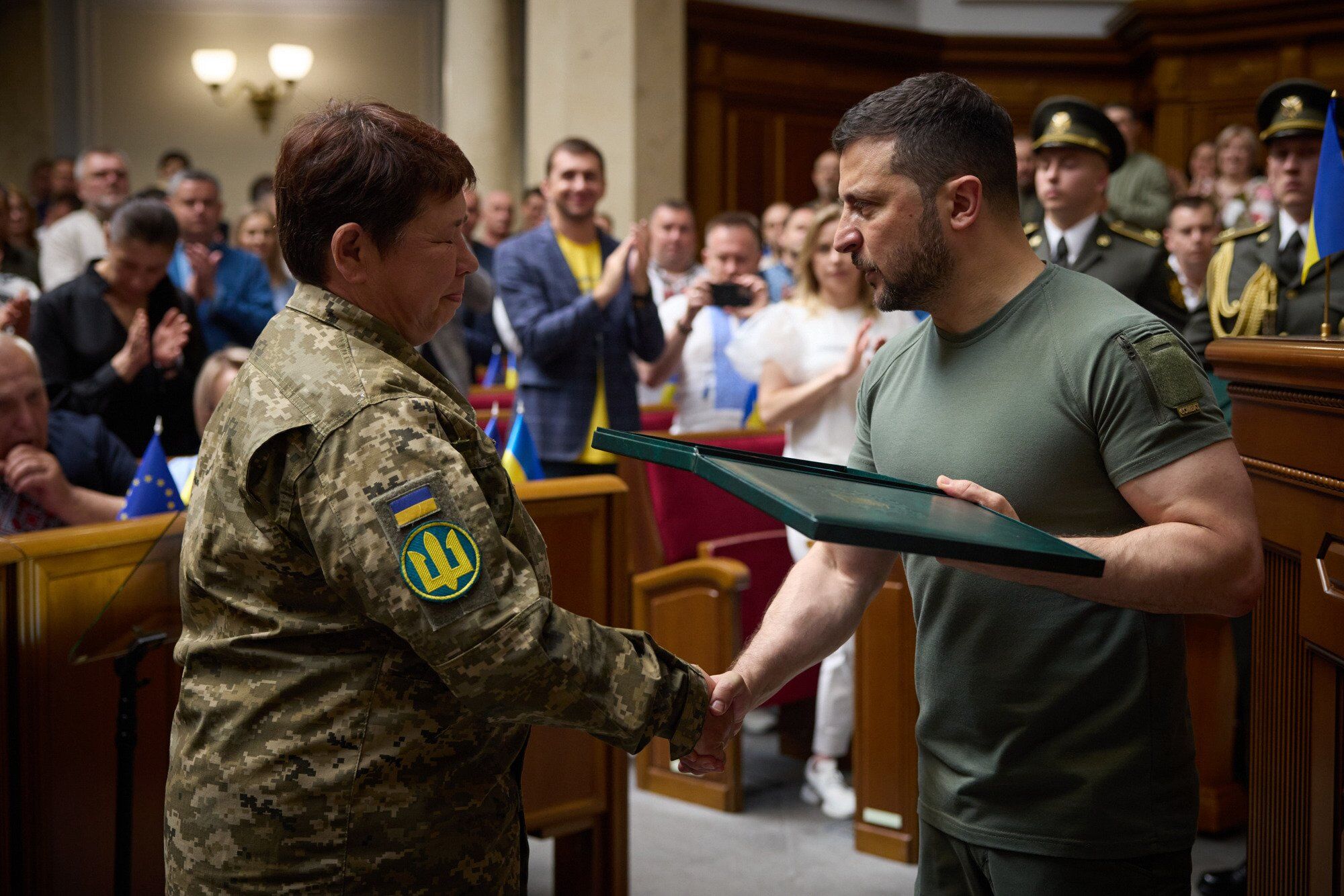 Зеленський у День Конституції вручив нагороди українським воїнам. Фото і відео
