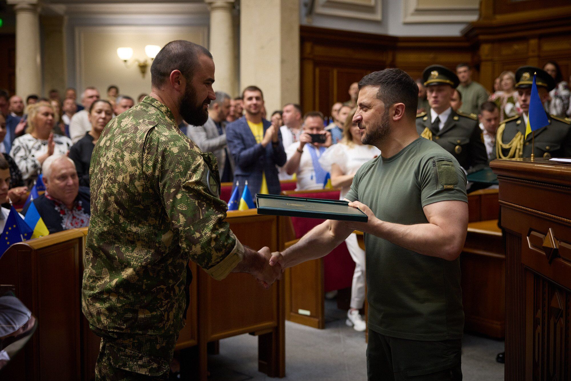 Зеленский в День Конституции вручил награды украинским воинам. Фото и видео