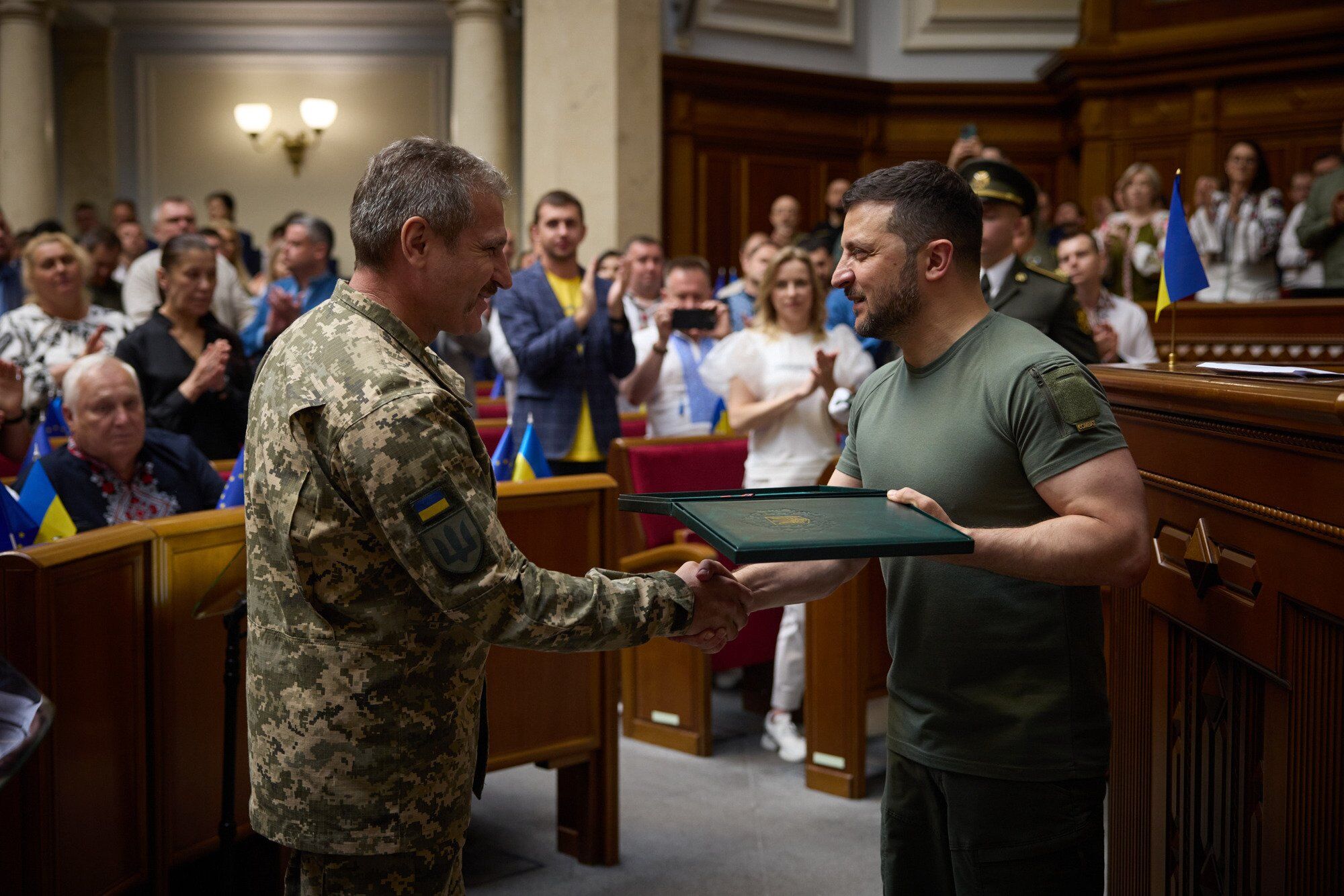 Зеленський у День Конституції вручив нагороди українським воїнам. Фото і відео