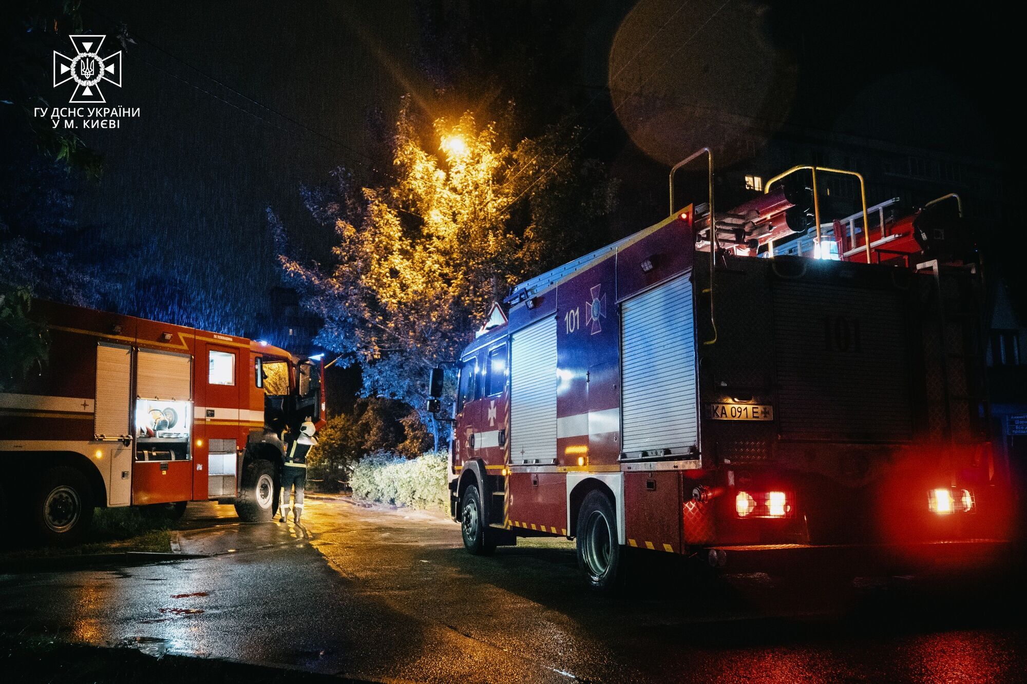 У Києві вночі сталась пожежа в багатоповерхівці: бійці ДСНС врятували 4 мешканців будинку. Фото