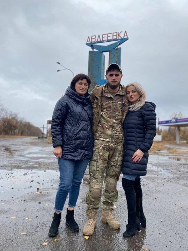 Мать и сестра приезжали к воину в Авдеевку