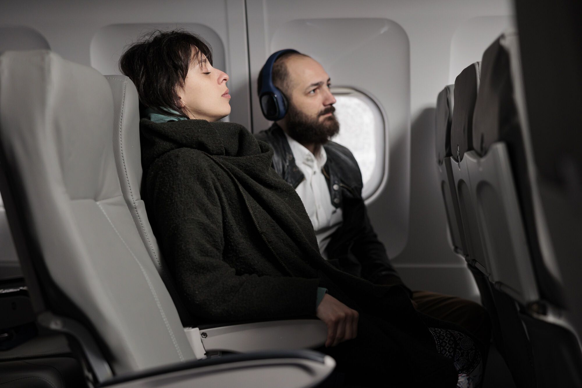 Ці речі не дадуть вам заснути в літаку: досвідчений пілот розкрив три секрети, як виспатися в економ-класі