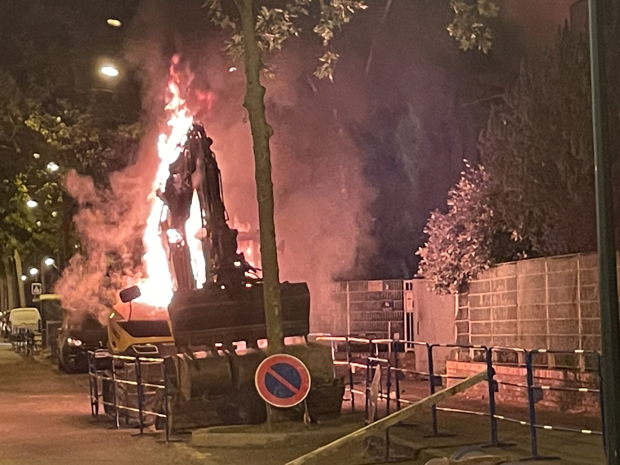 Во Франции продолжается хаос из-за убийства подростка: пылают дома, на улицах звери, а политики заговорили о гражданской войне
