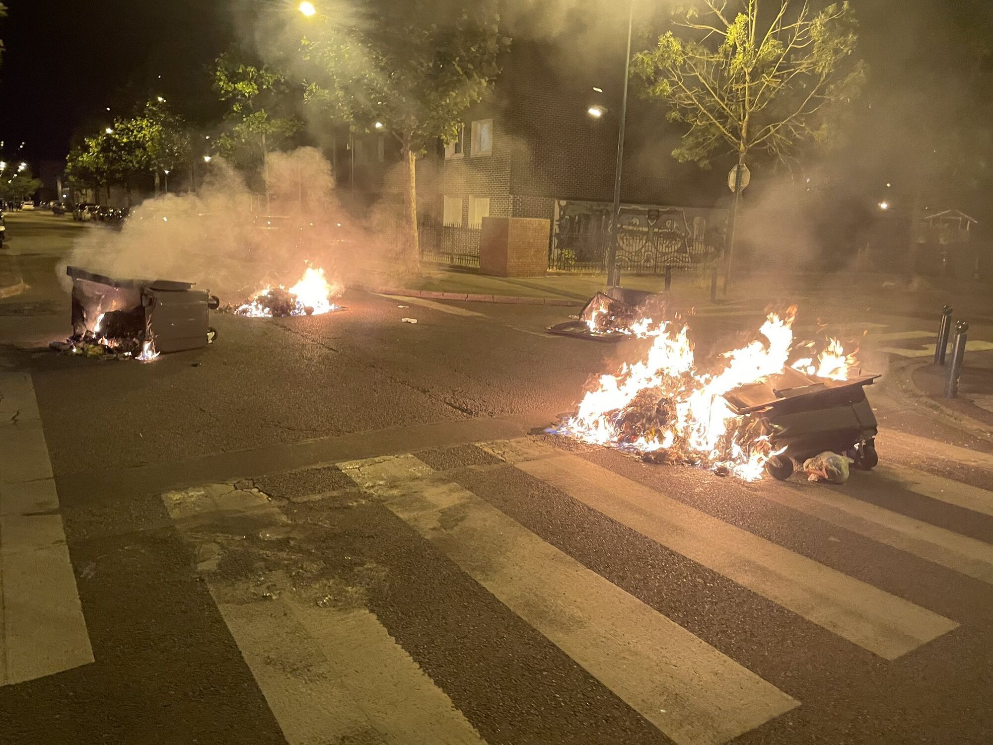 У Франції спалахнули акції протесту після вбивства поліцією підлітка, який відмовився зупинити авто. Фото і відео