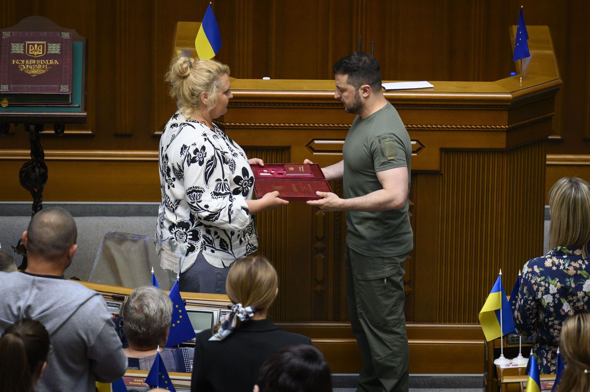 Зеленський у День Конституції вручив нагороди українським воїнам. Фото і відео