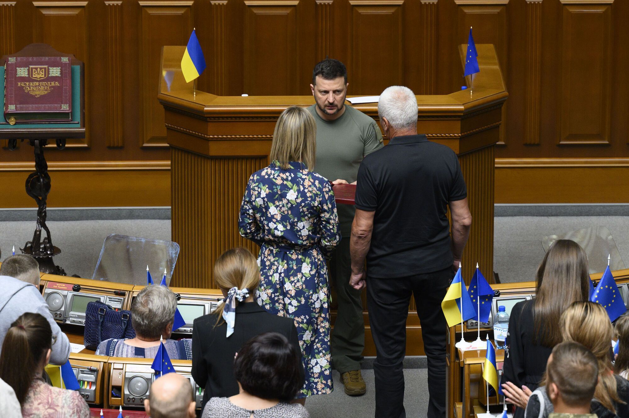 Зеленський у День Конституції вручив нагороди українським воїнам. Фото і відео