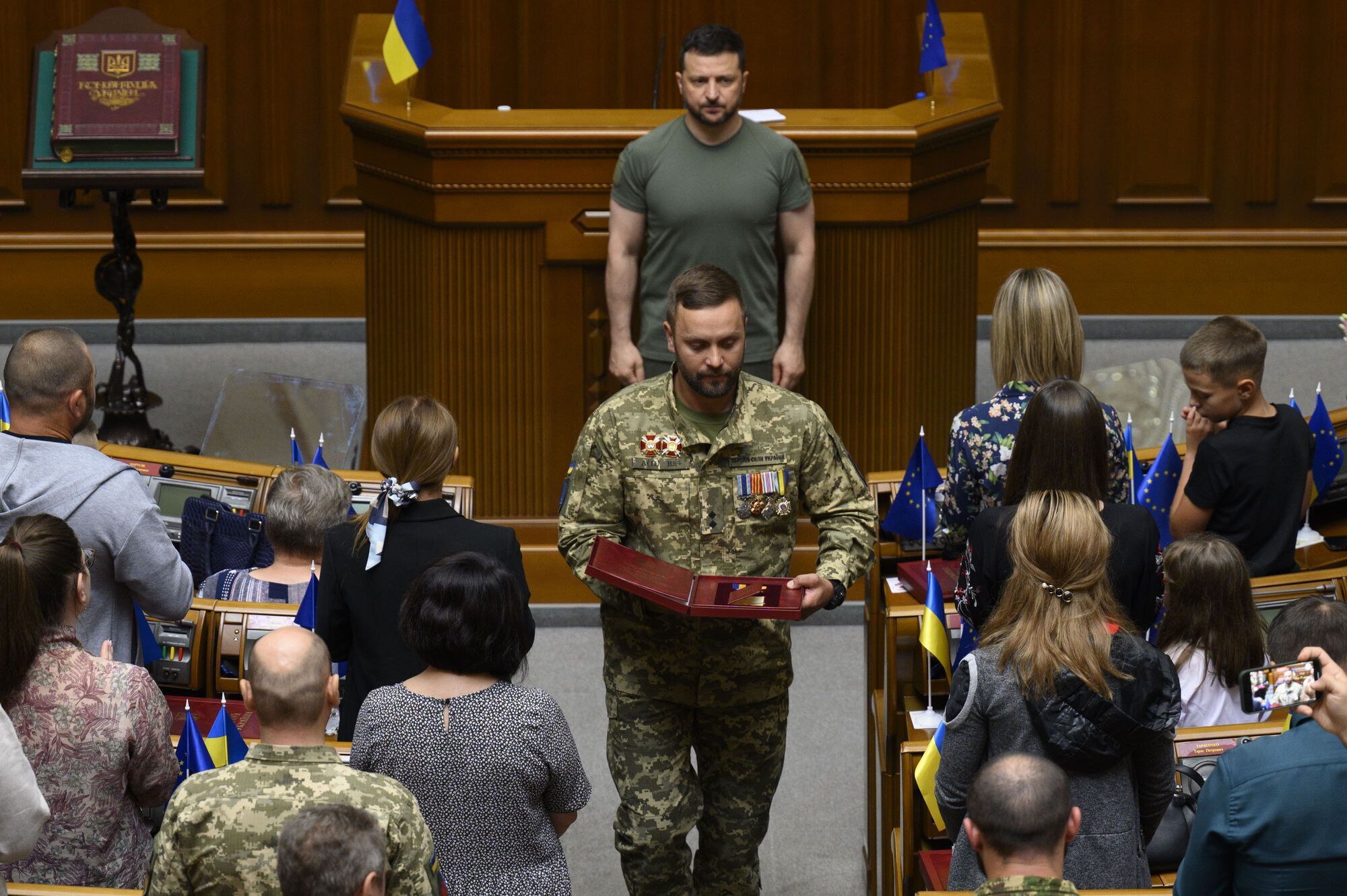 Зеленский в День Конституции вручил награды украинским воинам. Фото и видео