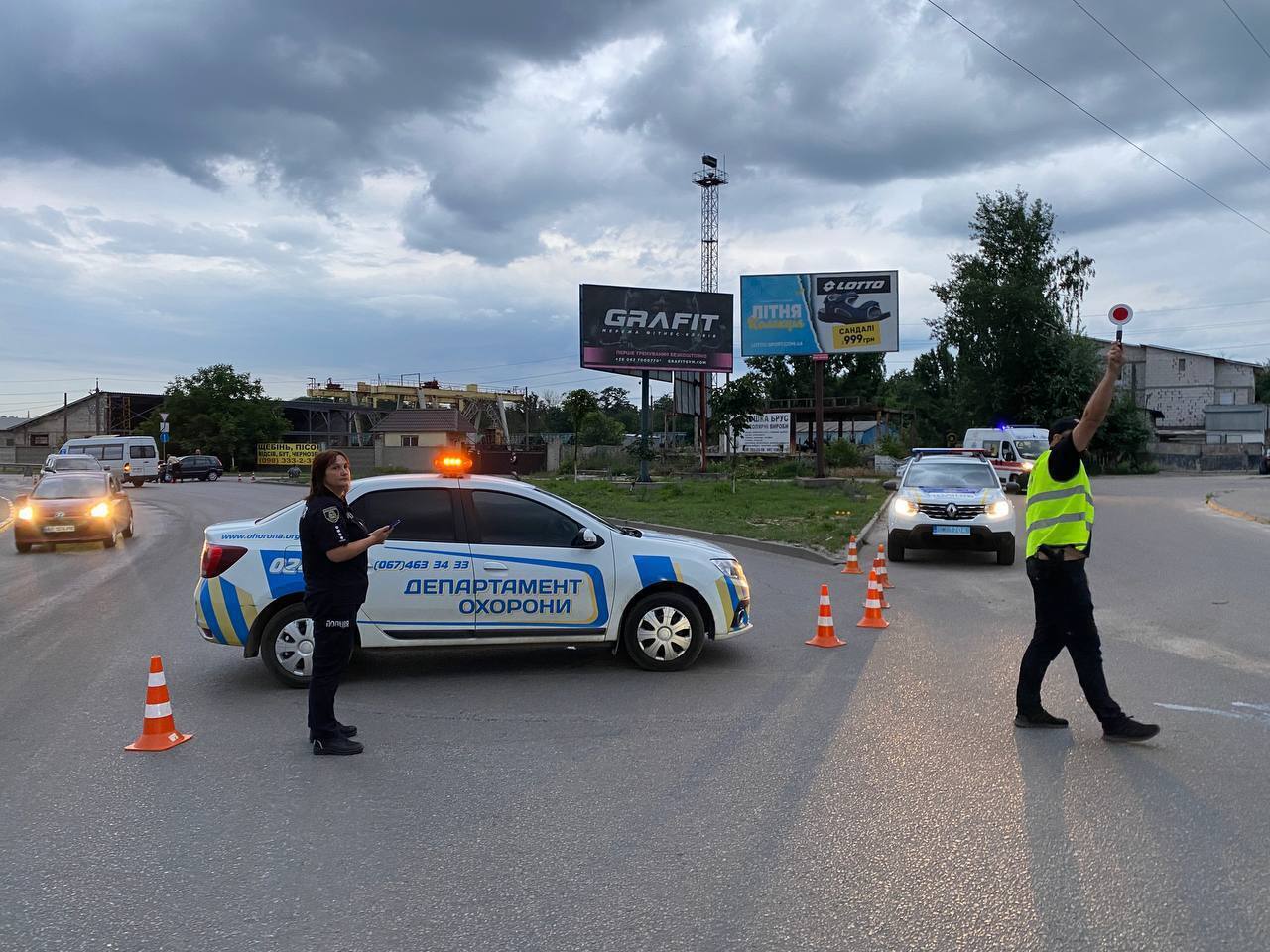 Під Києвом сталось лобове зіткнення легковика та мікроавтобуса: є травмовані. Фото