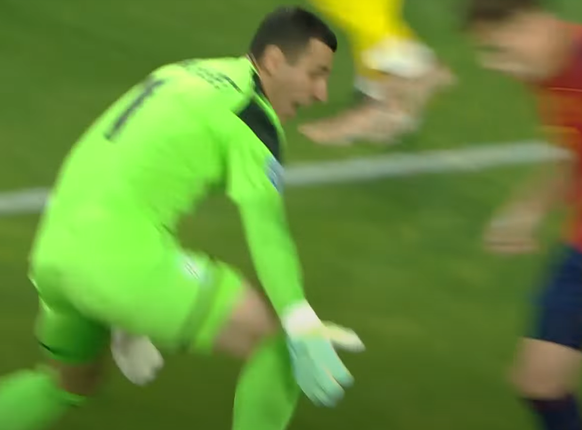 Судья вытащил Украину? Вратарь "Динамо" подарил гол Испании в матче Евро-2023 U-21, но его отменили. Видео