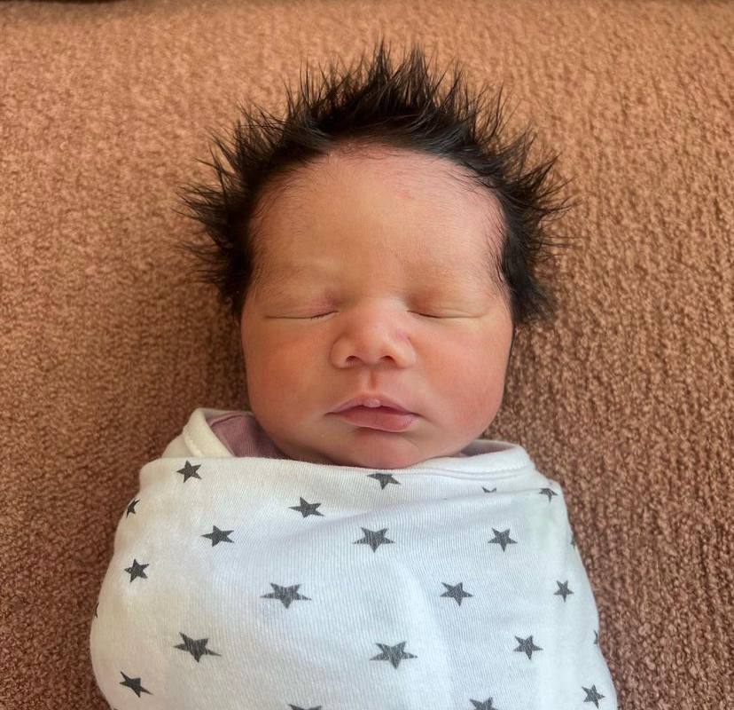 Через п'ять місяців після народження доньки: Джон Ледженд учетверте став батьком і показав фото малюка