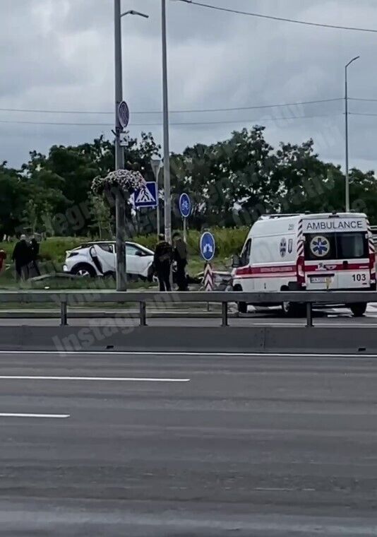 В Киеве на проспекте Бажана произошло серьезное ДТП: есть пострадавшие. Видео