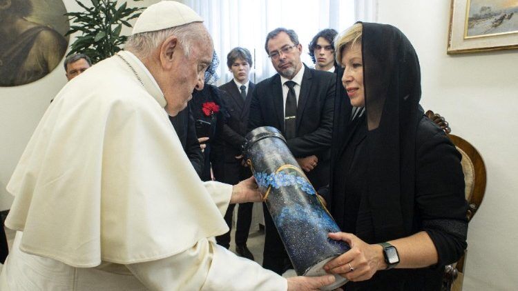 Папа Франциск зустрівся у Ватикані з дружинами українських послів. Фото і відео
