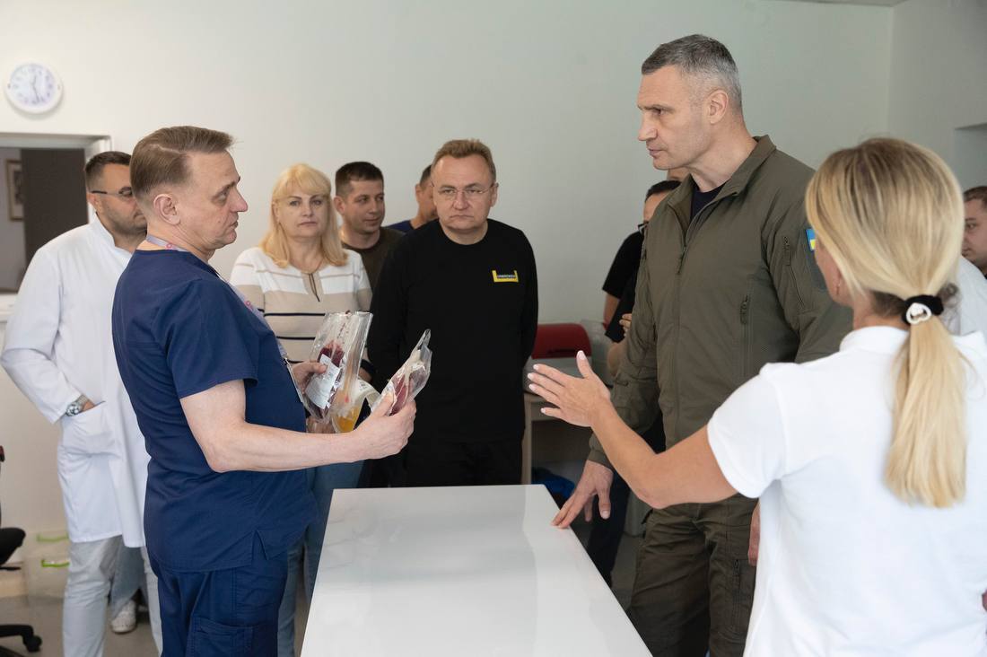 Кличко и Садовый встретились с украинскими защитниками, которые проходят реабилитацию в центре "Незламні"
