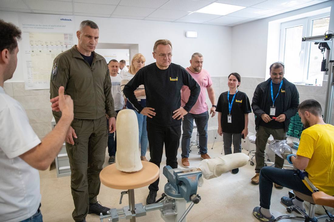 Кличко та Садовий зустрілися із українськими захисниками, які проходять реабілітацію у центрі "Незламні"