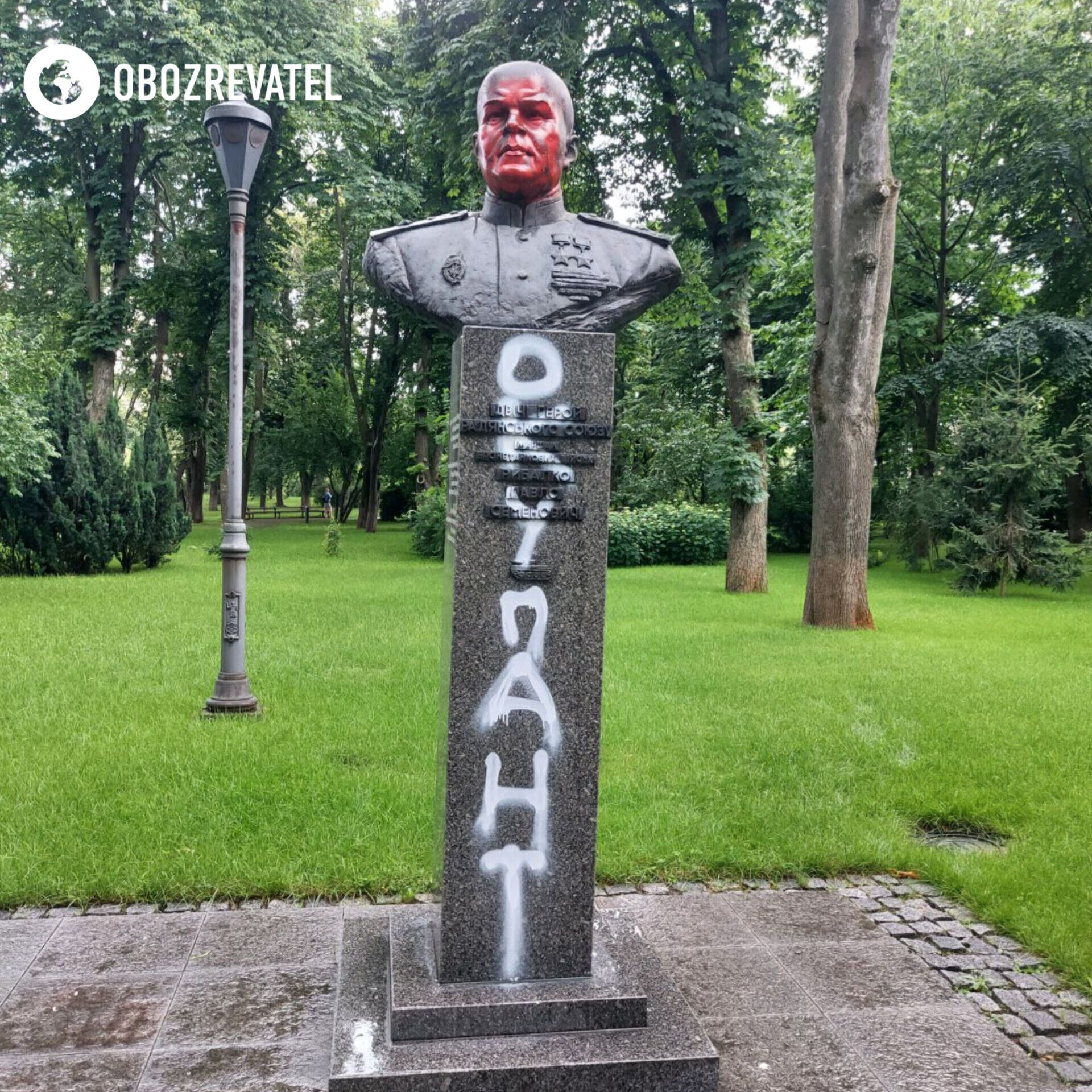 В Киеве бюсты советских партизан облили краской и расписали словами "палач", "оккупант". Фото и видео