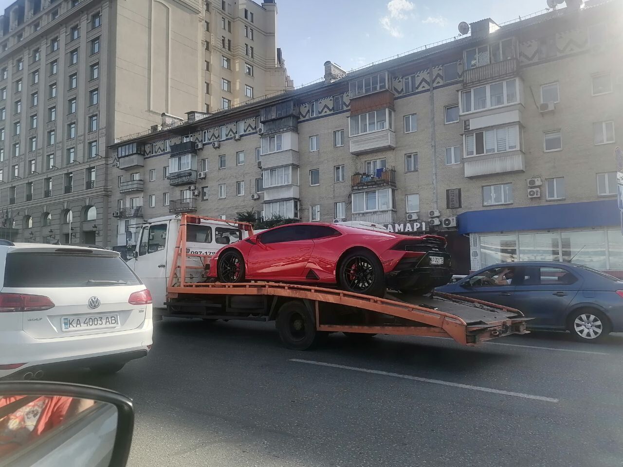 В Киеве заметили Lamborghini Huracan, который вез эвакуатор: стоимость машины от $300 тысяч. Фото