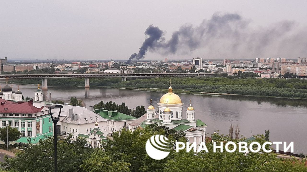 Клуби чорного диму видно з різних кінців міста: у Нижньому Новгороді спалахнула потужна пожежа на заводі. Фото і відео