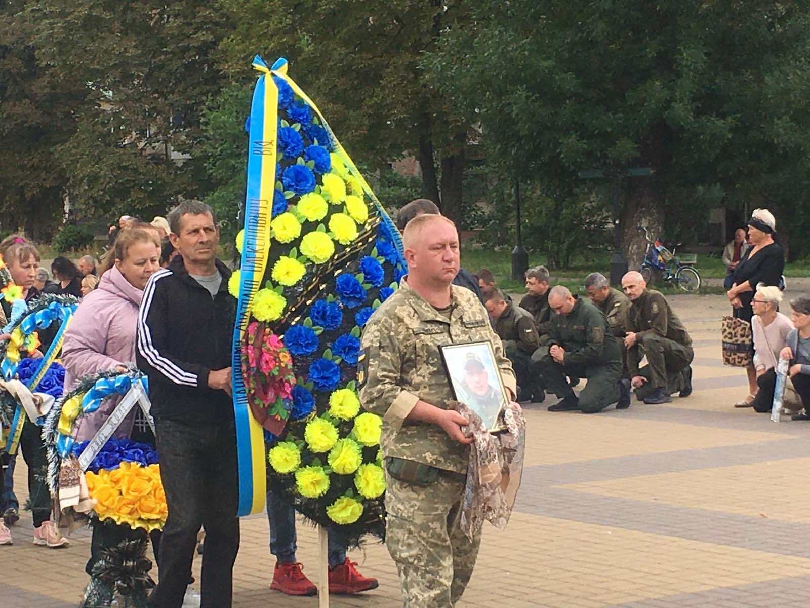 На Чернігівщині на колінах попрощались із воїном ЗСУ, який загинув в боях за Україну. Фото 