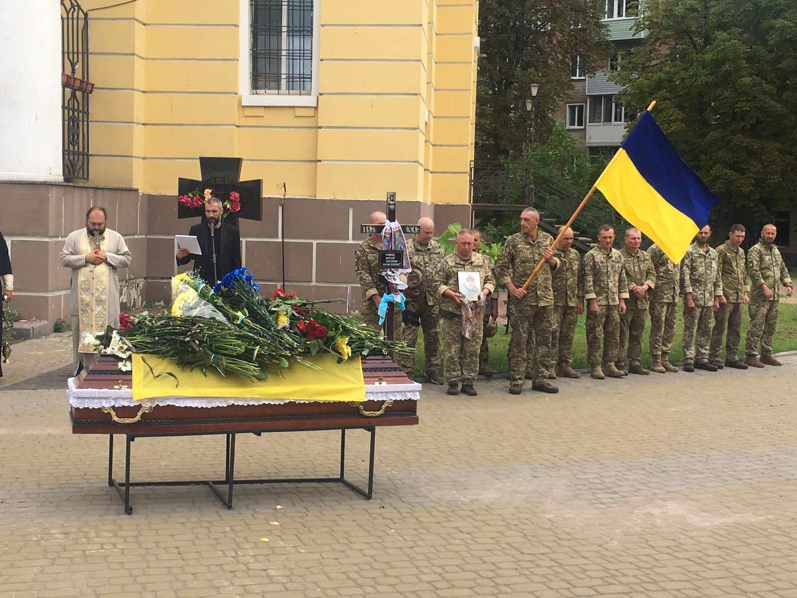 На Чернігівщині на колінах попрощались із воїном ЗСУ, який загинув в боях за Україну. Фото