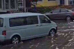 У Рівному після потужної грози затопило вулиці: автомобілі плавали. Відео